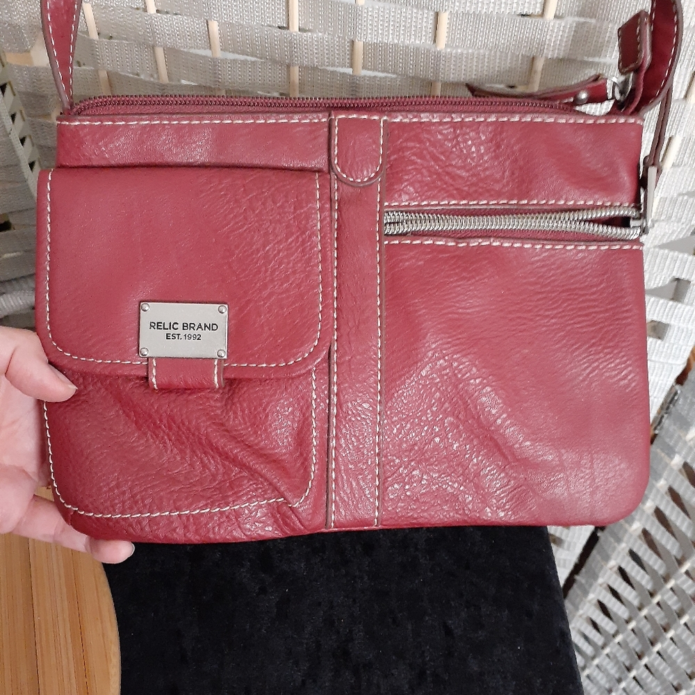 🍁3/$25 Sale!! 👉*VINTAGE* RELIC CROSSBODY BAG ~FAUX PEBBLED LEATHER ~WINE COLOR